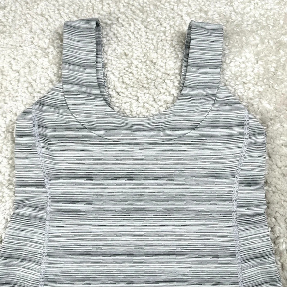 Lululemon Scoop Back Tank in Cyber Stripe White Silver Fox. Size 6 - Picture 10 of 16